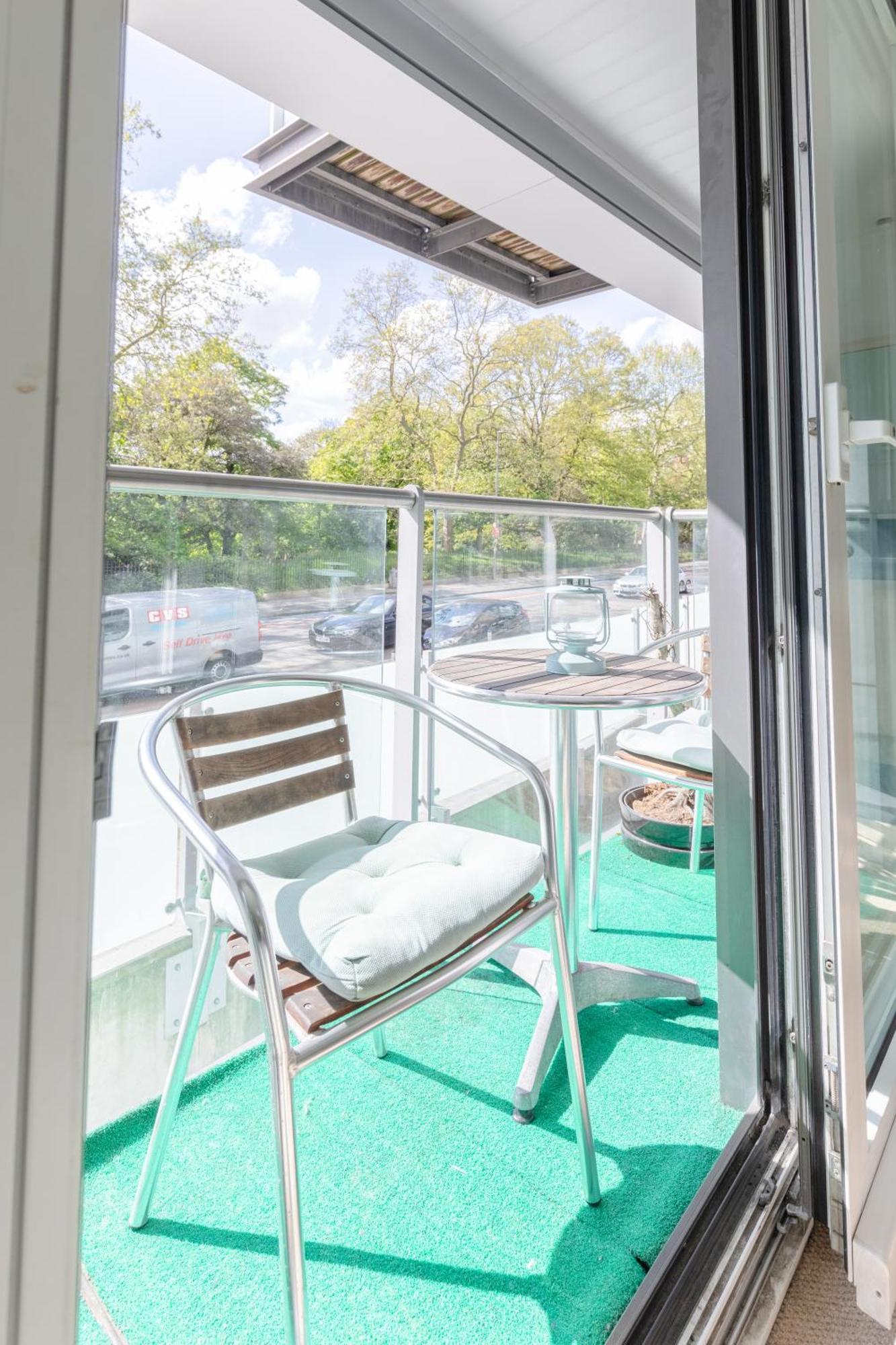 Minimal With Views Over Battersea Park Londen