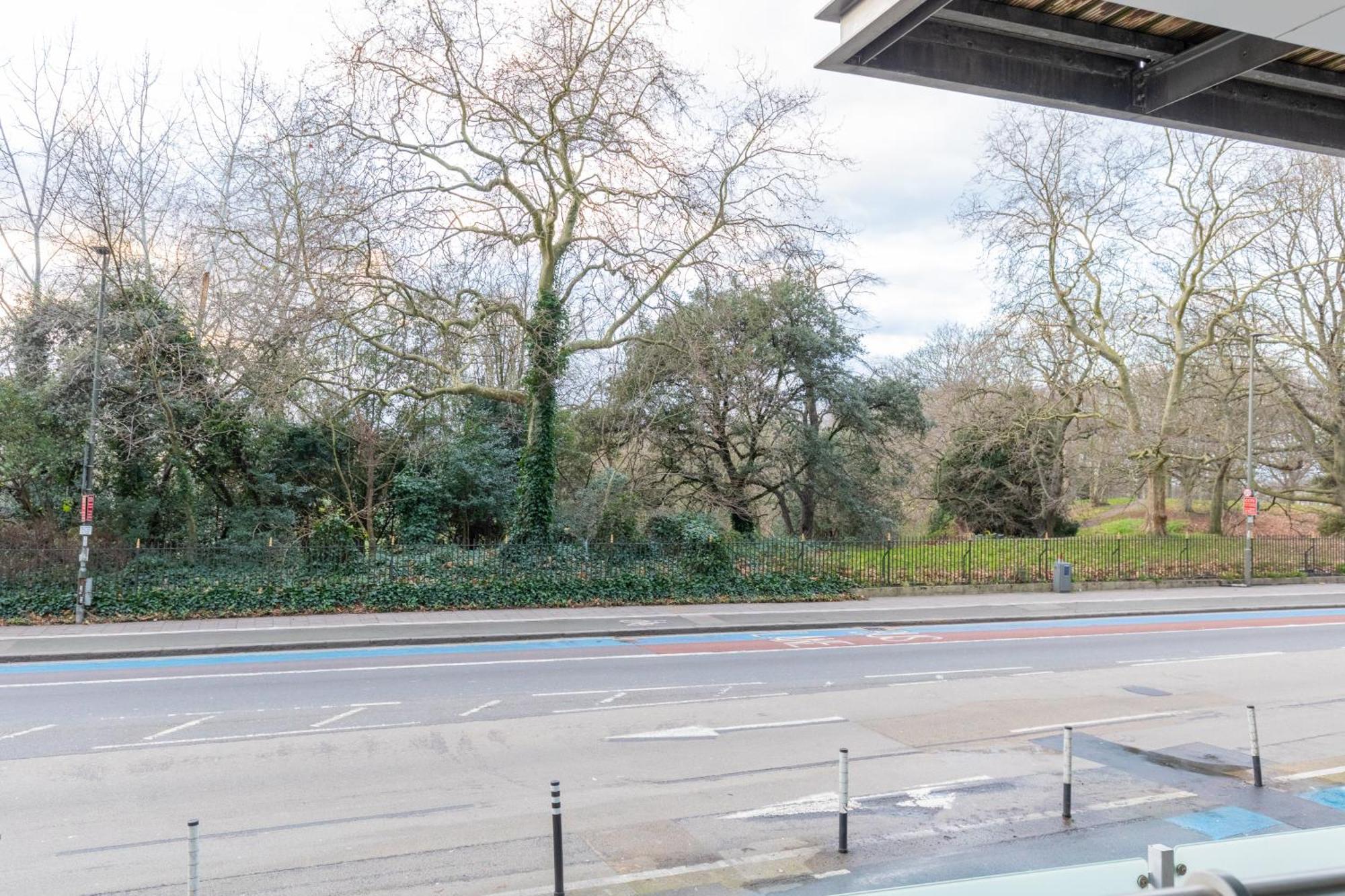 Minimal With Views Over Battersea Park * Londen